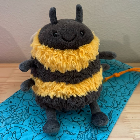 Real vs Bootleg Albee : r/Jellycatplush Jellycat Albee Bee